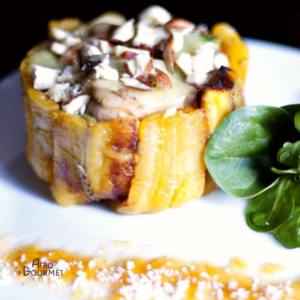 Charlotte aux plantains, crudités croquantes, fromage fondu et noix